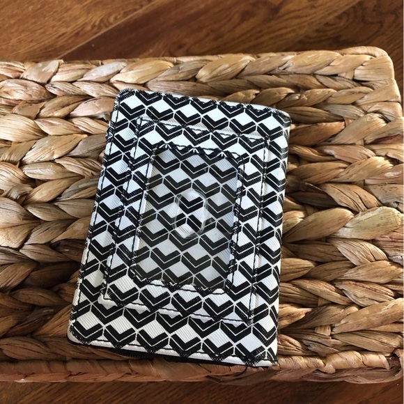 Black and White Geometric print bi-fold snap wallet - Picture 4 of 5